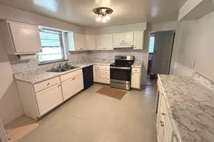 331 N Illinois Ave, Salem, IL 62881 - Photo 5