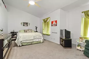 422 Sandhurst Ln, South Elgin, IL 60177 - Photo 11