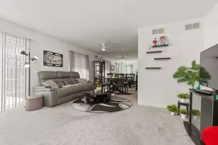 422 Sandhurst Ln, South Elgin, IL 60177 - Photo 5