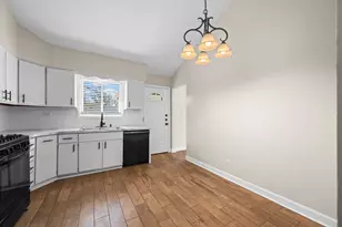 1917 E Pawnee Ln, Mount Prospect, IL 60056 - Photo 9