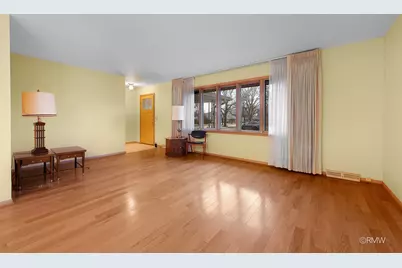 910 S Robert Drive, Mount Prospect, IL 60056 - Photo 3