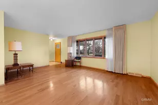 910 S Robert Dr, Mount Prospect, IL 60056 - Photo 3