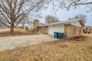 802 E 19th St, Sterling, IL 61081 - Photo 3