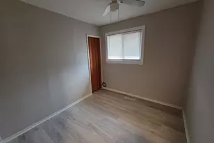 28 Hickory Dr, Carpentersville, IL 60110 - Photo 9