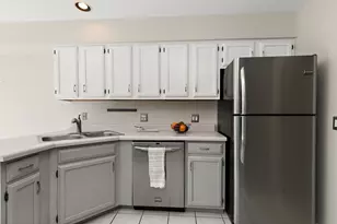 147 Stirling Ln, Schaumburg, IL 60194 - Photo 9