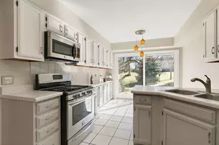 147 Stirling Ln, Schaumburg, IL 60194 - Photo 11