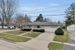 215 N State St, Genoa, IL 60135 - Photo 3