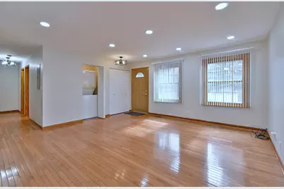 714 N Lakeside Drive, Vernon Hills, IL 60061 - Photo 7