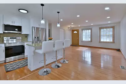 714 N Lakeside Drive, Vernon Hills, IL 60061 - Photo 11