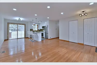 714 N Lakeside Drive, Vernon Hills, IL 60061 - Photo 5