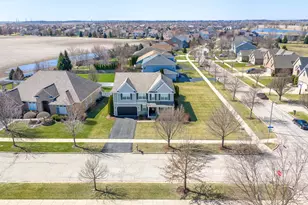 890 Stratford Dr, North Aurora, IL 60542 - Photo 3