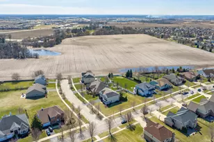 890 Stratford Dr, North Aurora, IL 60542 - Photo 39