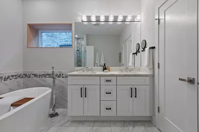 3346 W Cullom Avenue, Chicago, IL 60618 - Photo 25