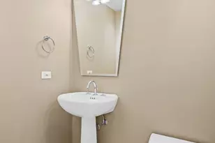 100 E Huron St, Chicago, IL 60611 - Photo 9