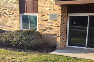 1045 Higgins Quarters Dr, Hoffman Estates, IL 60169 - Photo 3