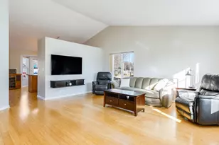 2013 Lyndhurst Ln, Aurora, IL 60503 - Photo 3