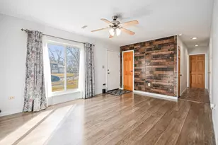 218 Mayfield Dr, Streamwood, IL 60107 - Photo 5