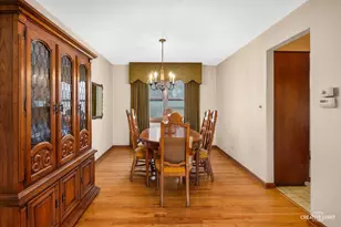 825 Columbia Ln, Darien, IL 60561 - Photo 5