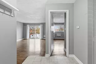 8995 Kennedy Dr N, Des Plaines, IL 60016 - Photo 3