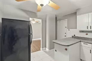 8995 Kennedy Dr N, Des Plaines, IL 60016 - Photo 11