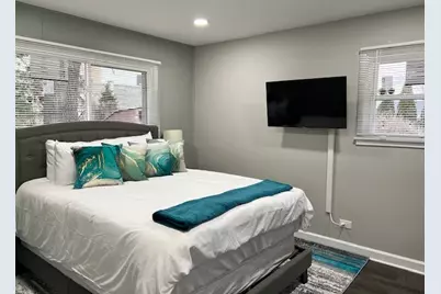 17 Wildwood Road, Elk Grove Village, IL 60007 - Photo 9