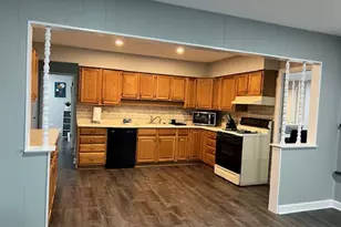 17 Wildwood Rd, Elk Grove Village, IL 60007 - Photo 3