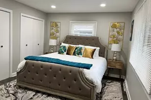 17 Wildwood Rd, Elk Grove Village, IL 60007 - Photo 7