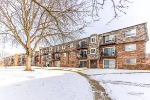 9396 Bay Colony Dr, Des Plaines, IL 60016 - Photo 3