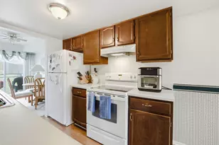 2018 Quaker Hollow Ln, Streamwood, IL 60107 - Photo 5