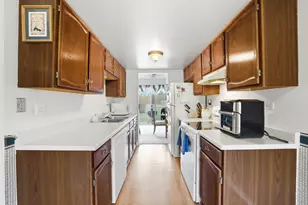 2018 Quaker Hollow Ln, Streamwood, IL 60107 - Photo 3