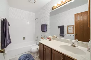 2018 Quaker Hollow Ln, Streamwood, IL 60107 - Photo 11