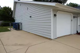 1109 W Weathersfield Way, Schaumburg, IL 60193 - Photo 3