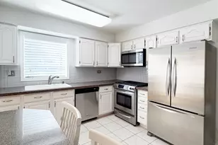 1135 Thompson Blvd, Buffalo Grove, IL 60089 - Photo 7