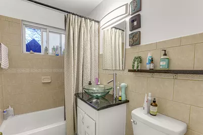 2424 W Estes Avenue #4I, Chicago, IL 60645 - Photo 9