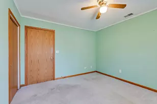 10 NE Circle Dr, Joliet, IL 60433 - Photo 7