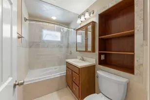 13 S Victoria Ln, Streamwood, IL 60107 - Photo 11