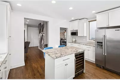 2233 W Greenleaf Avenue, Chicago, IL 60645 - Photo 13