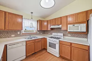 424 N Aspen Dr, Cortland, IL 60112 - Photo 9