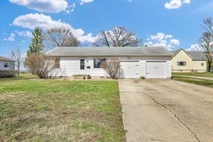 341 W Spruce St, Paxton, IL 60957 - Photo 1