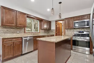 8941 Golden Oak Ct, Hickory Hills, IL 60457 - Photo 9