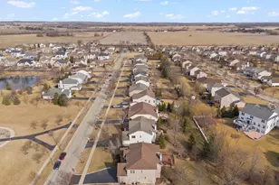 621 Western Dr, North Aurora, IL 60542 - Photo 37