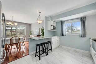 6921 Martin Dr, Woodridge, IL 60517 - Photo 9