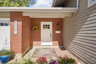 6921 Martin Dr, Woodridge, IL 60517 - Photo 3