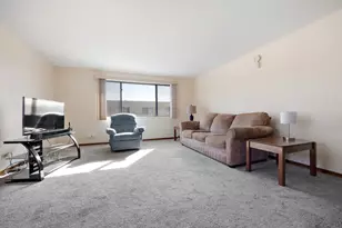 18 Dennis Ct, Schaumburg, IL 60193 - Photo 3