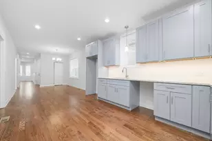 8722 S Kingston Ave, Chicago, IL 60617 - Photo 3