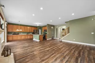 2984 Shamrock Cir, Elgin, IL 60124 - Photo 5