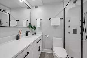 1560 N Sandburg Terrace, Chicago, IL 60610 - Photo 19