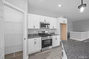 3389 Comstock Ave, Dekalb, IL 60115 - Photo 11