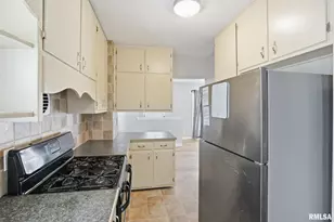 2427 29 1/2 St, Rock Island, IL 61201 - Photo 9