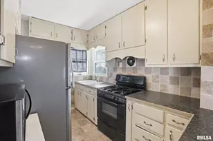 2427 29 1/2 St, Rock Island, IL 61201 - Photo 7